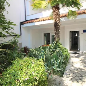 Modern Zen With Private Garden , Poreč Kroatien